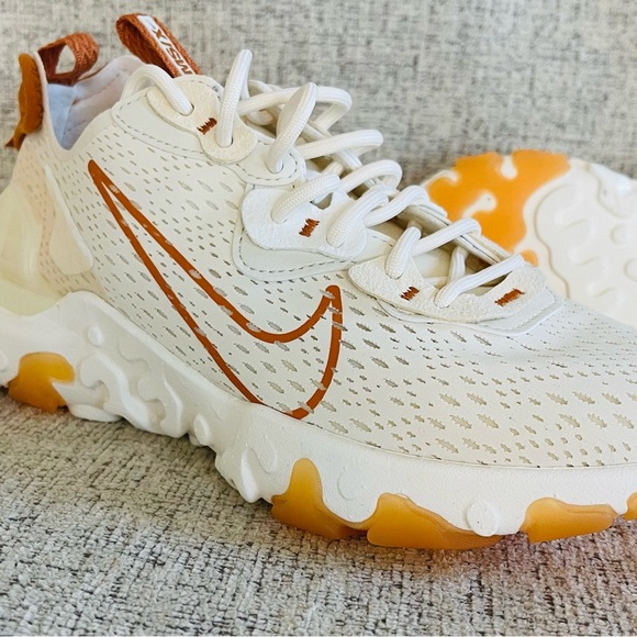 nsw react vision sneaker in pale ivory & monarch